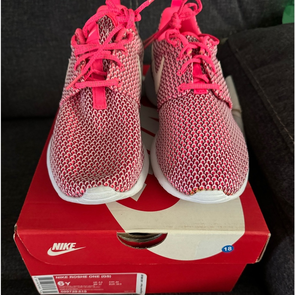 NEW Woman’s Nike Roshe One Shoes (Size 6Y/7.5W)